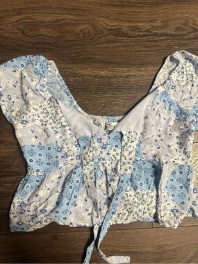 Hollister Blue Floral Patchwork Women’s Tie-Front crop Top